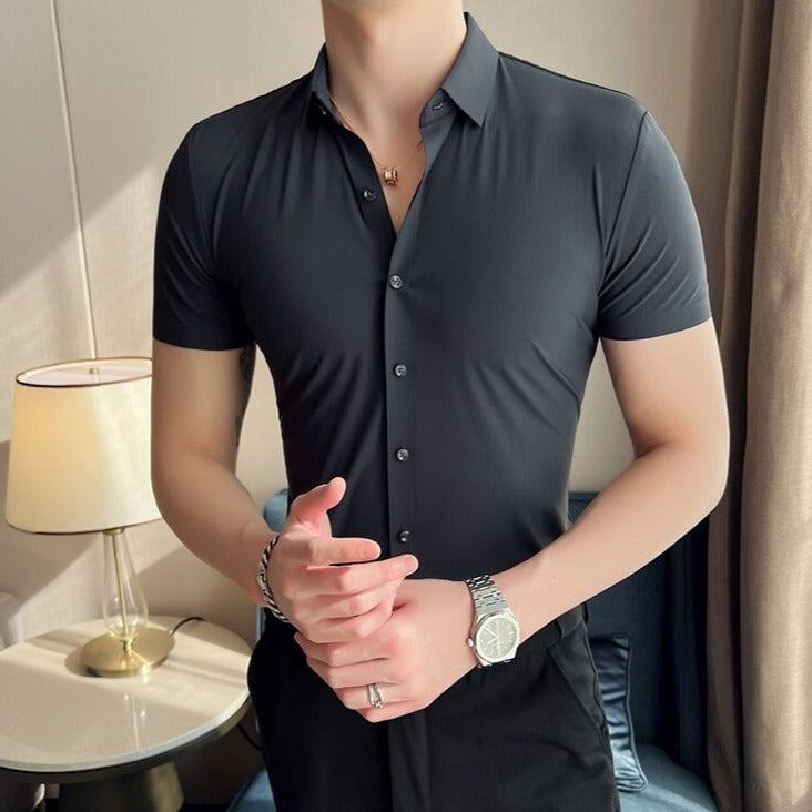 Elegant elastic shirt with short sleeves