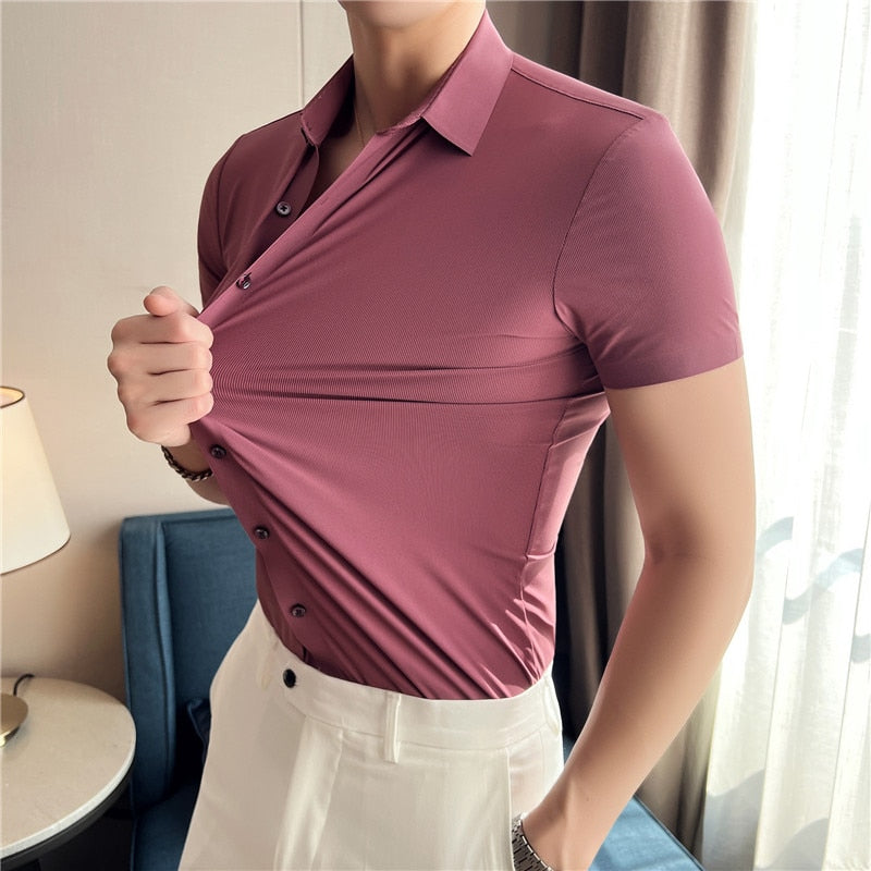 Elegant elastic shirt with short sleeves