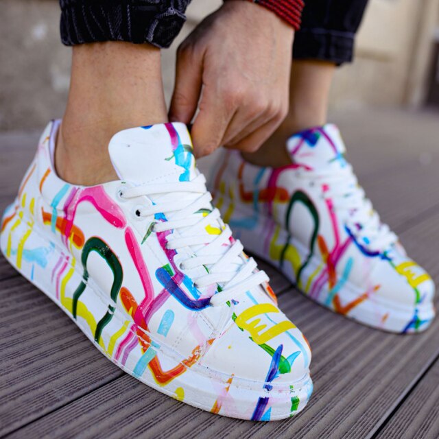 Men's shoes with colored patterns